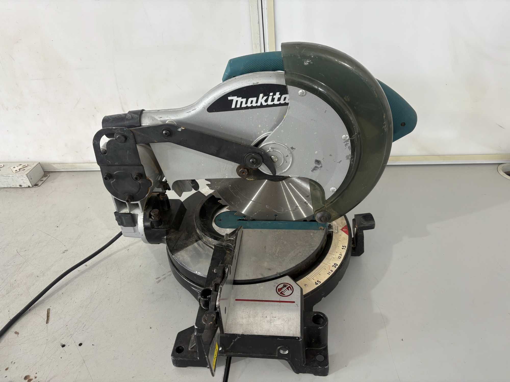 Циркуляр пендула - Makitta 1500 W / 255 mm