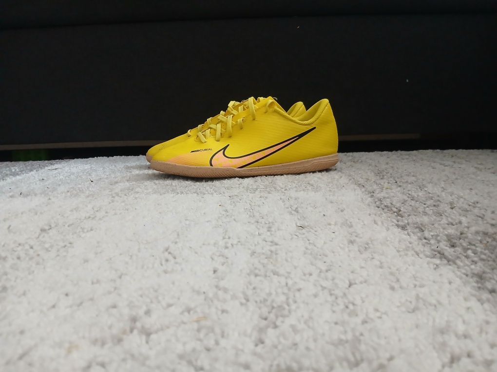 Vând adidasi de fotbal nike  marimea 37.5