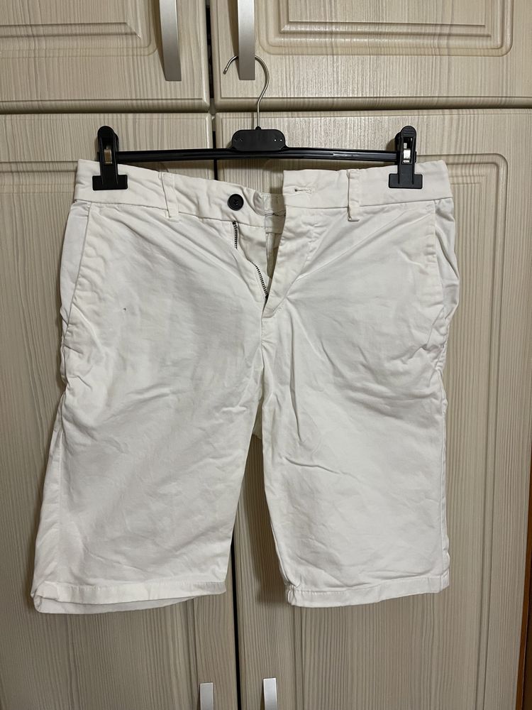 pantaloni albi scurți Zara