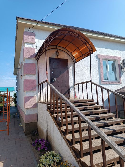 Продам козырёк для крыльца и перила.