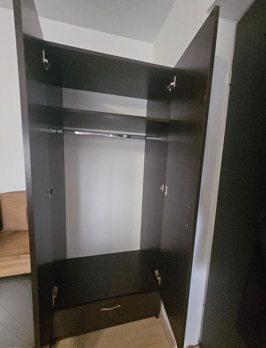 Dulap + comodă
Înălțime: 185 cm
Lățime: 80 cm
A
