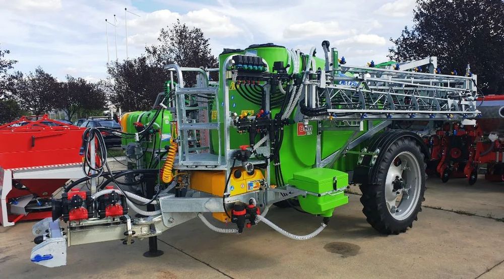 Agrimac 3018 - 3024 Instalatie de erbicidat 3000 litri, 18 - 24 m, full hidraulica.