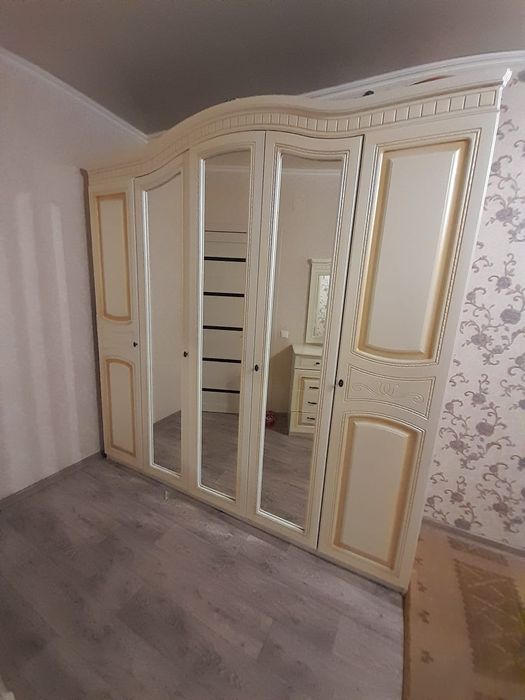 Продам большой шкаф и тумбу+зеркало