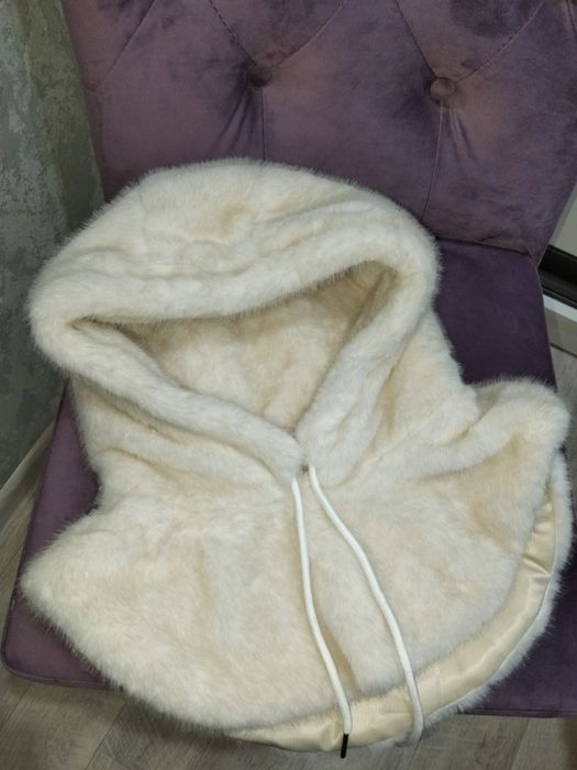 Меховой капор цвета айвори