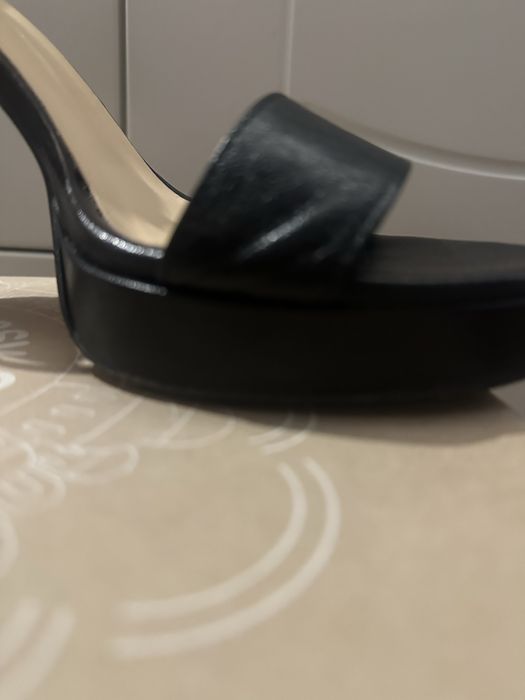 черни сандали на ток