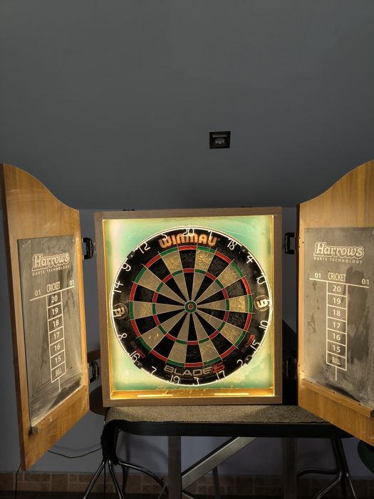 Cabinet + Board Darts Winmau Blade 5.