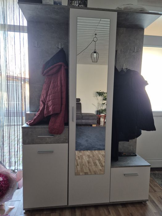 Cuier hol cu oglinda