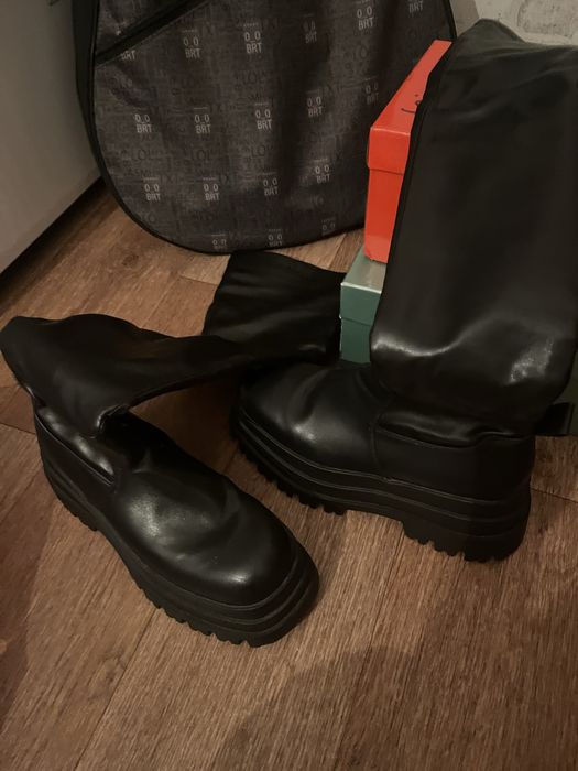 Продаю ботфорты новые на платформе