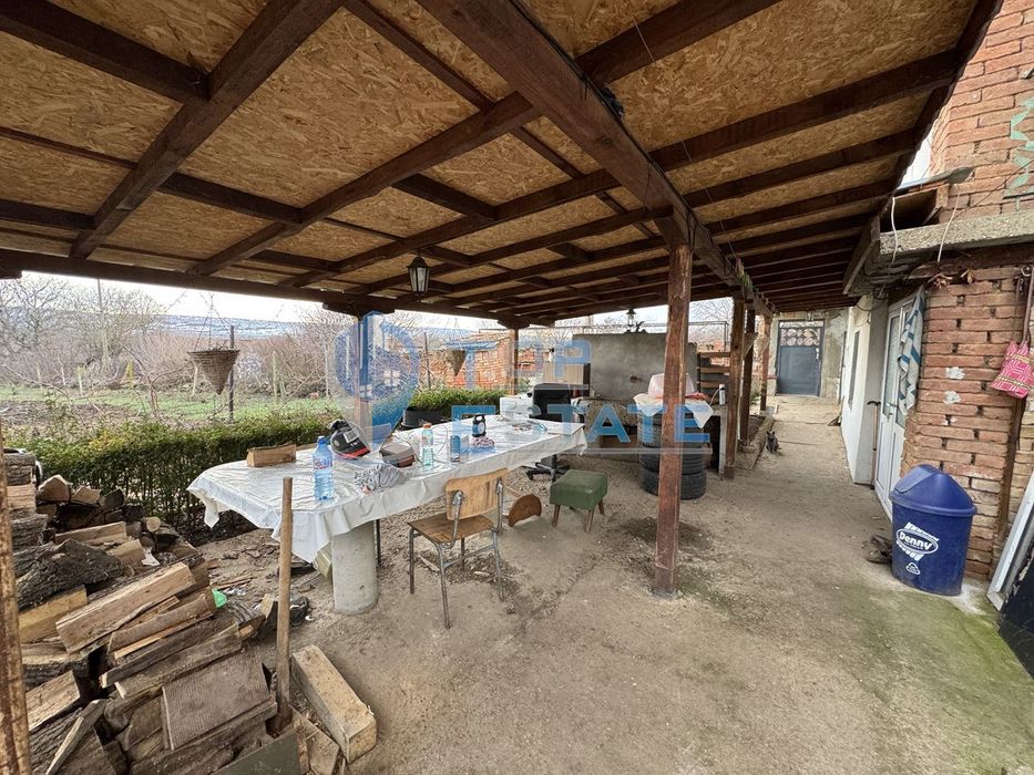 Тухлена къща с голям двор в село Хотница, област Велико Търново