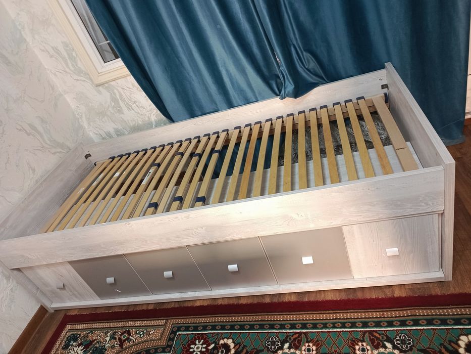 Кровать с шкавчиками вместе, 2.10 на 1 метр, как новое