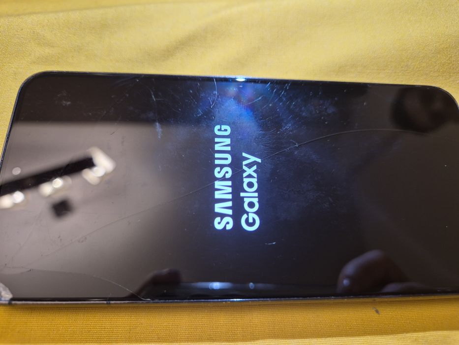 Samsung S22  cu ecran spart