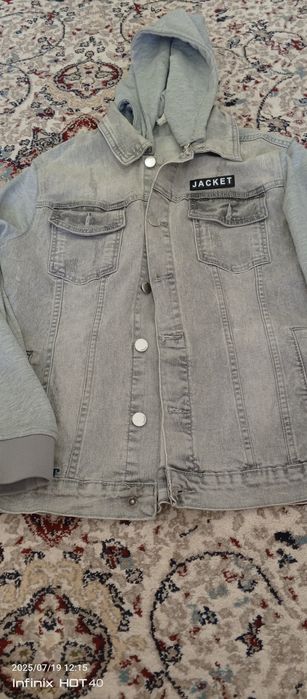 Jensi pidjak va yengi sviter oʻgʻil bolaga