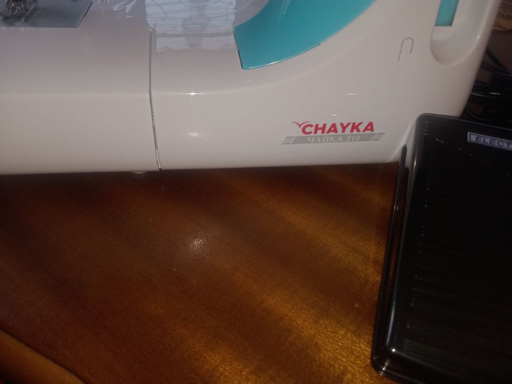 Продам швейную машинку .