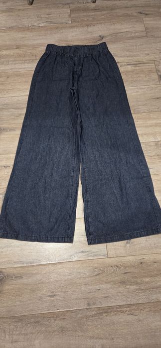 Pantaloni cu picior larg