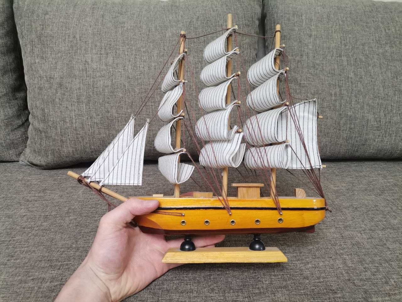 Модельки деревянных кораблей
