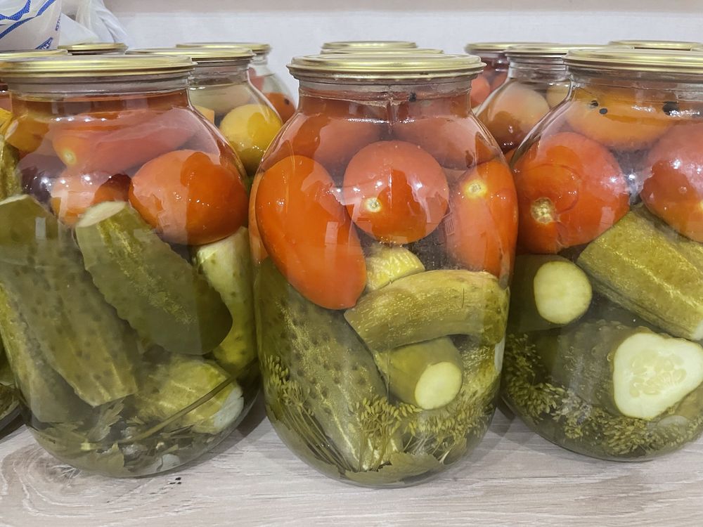Маринованное ассорти из помидоров и огурцов