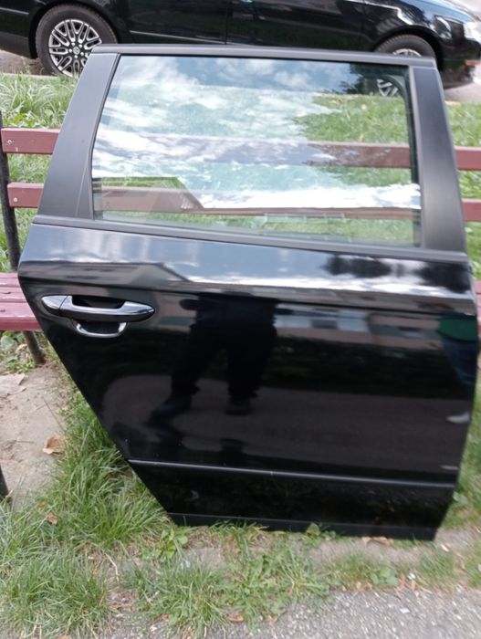 Ușa de vânzare auto