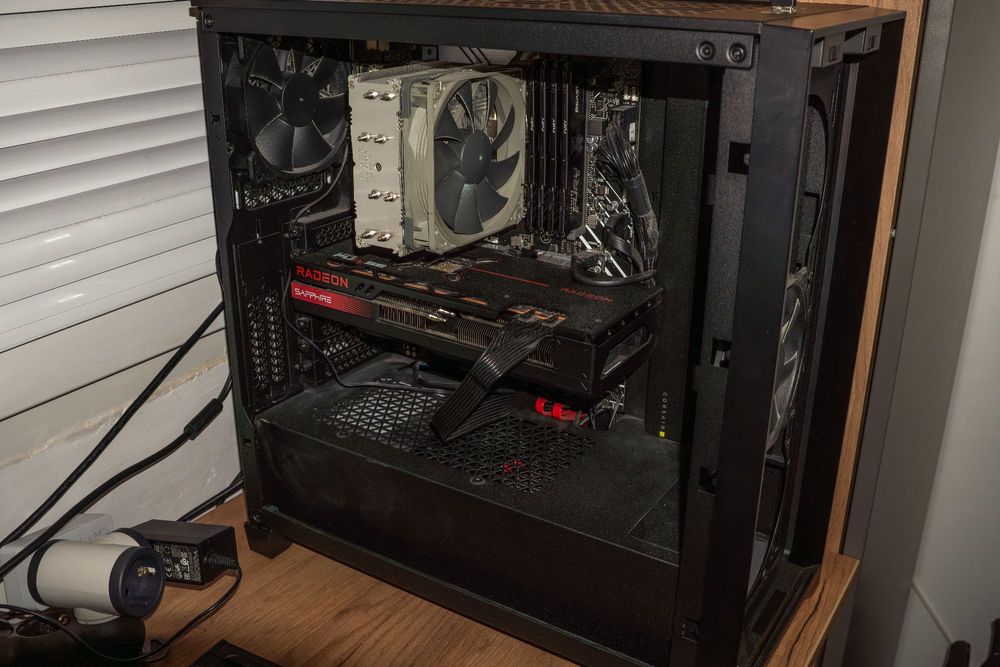 PC Gaming Custom Impecabil 5 13600KF RX 7700 XT, 32GB RAM Facturi eMAG