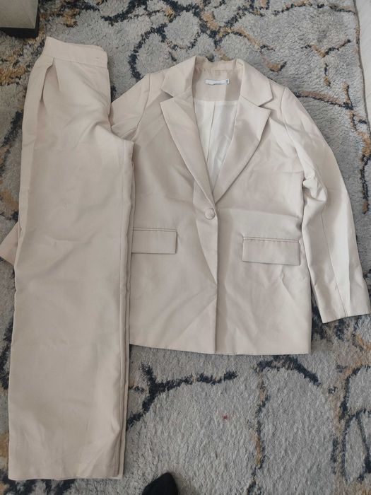 Kostyum shim  rangi qaymoqrang materiali yumshoq qalinligi oʻrtacha