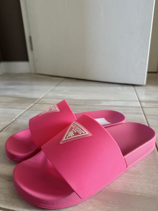 Розови чехли на Guess