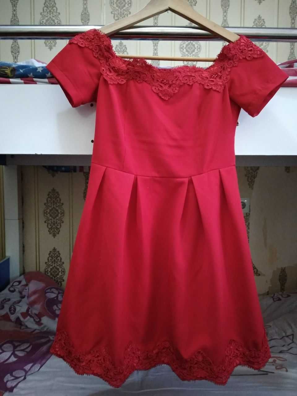 Платье коктейльное в идеальном состоянии красного цвета размер м