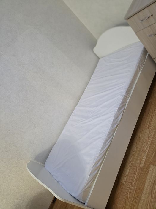 Продам односпальную кровать с матрасом