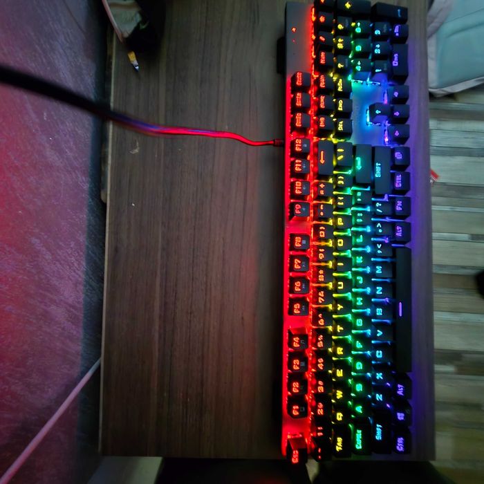 Продавам клаветура и мишка и подарък малспад