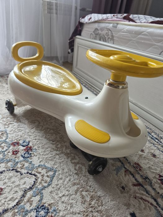 Игровая машинка самостоятельно управляет