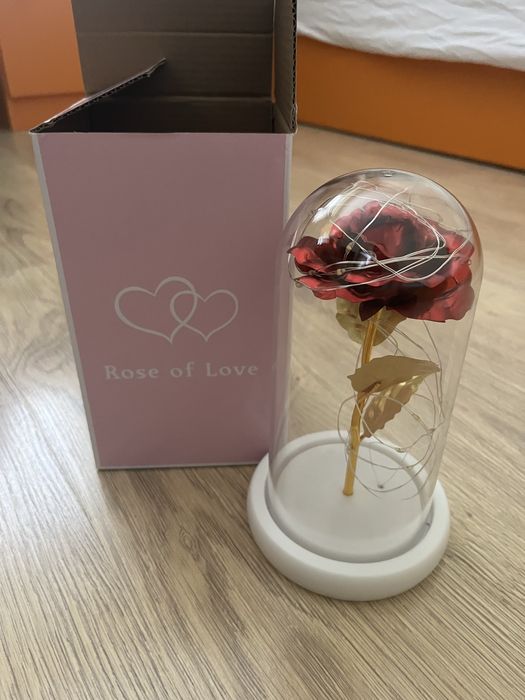 Вечна роза с лампички
