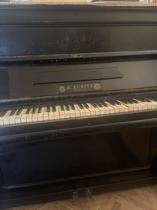 Pianina veche H. Lubitz