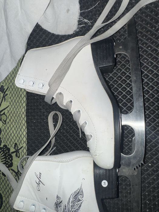 Продам коньки фигурные размер 34. В хорошем состоянии.