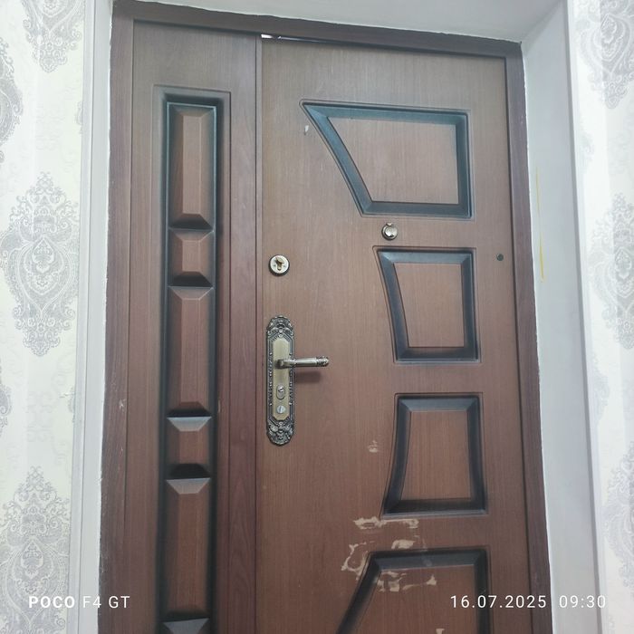 Двухсторонный входной дверь продается срочно