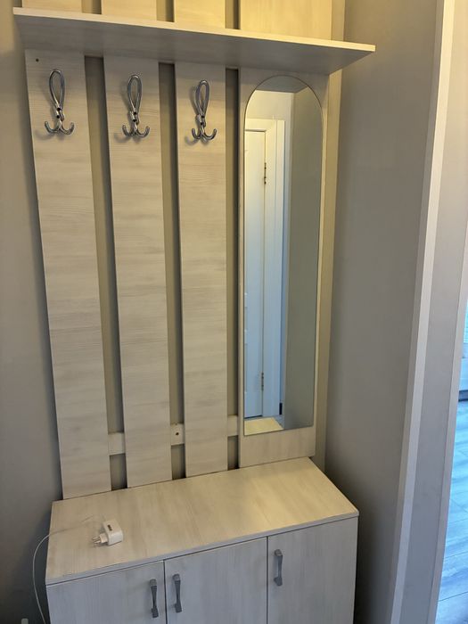 Шкаф в прихожую в хорошем состоянии