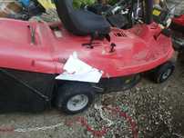 Tractoras tuns iarba, gazon
