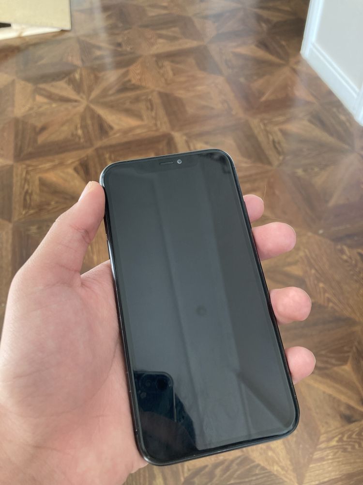Iphone 11 black.