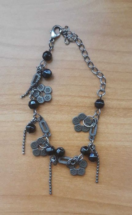 Гривна за ръка с черни камъни