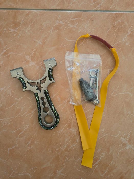 Praștie profesională + 100 bile + 3 benzi de rezeră