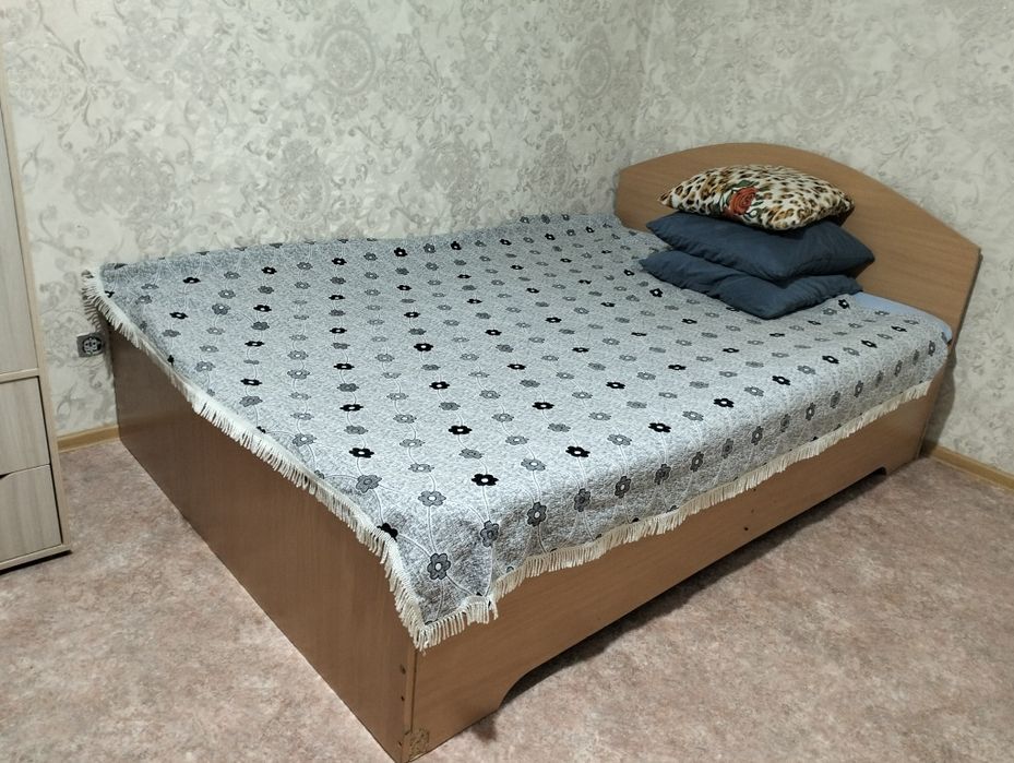 Продам кровать двухспальную с матрасом. Ширина 1.6