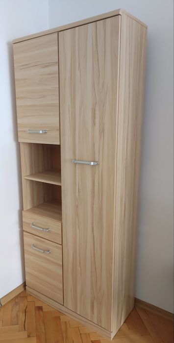 Шкаф с врати и отворени рафтове