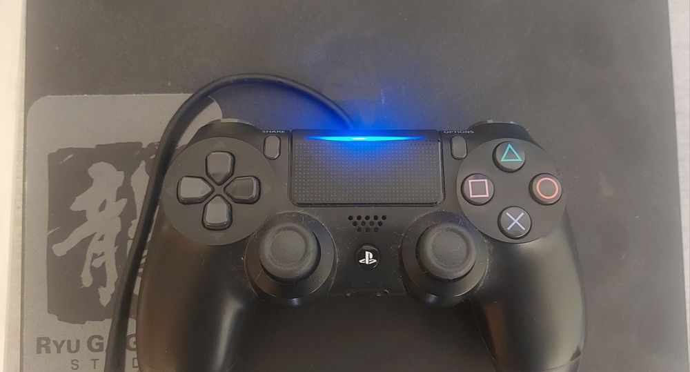 PlayStation 4 Slim 1TB запазен с две игри