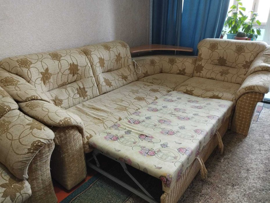 диван с креслом.