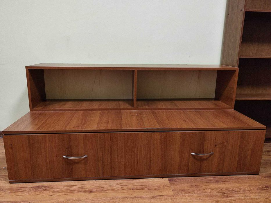 Шкаф с етажерки, който може да бъде използван като секция за TV