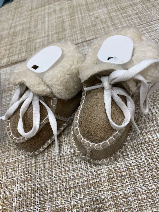 ЧИСТО НОВИ зимни бебешки обувчици (буйки)