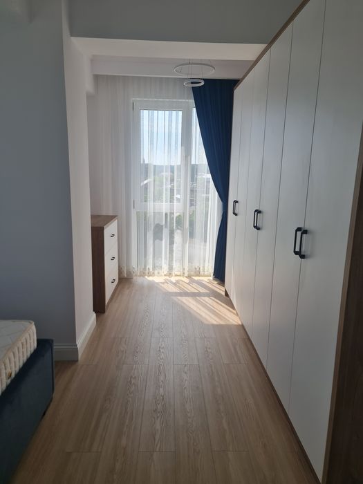 Închiriez apartament cu trei camere în bloc nou mobilat și utilat