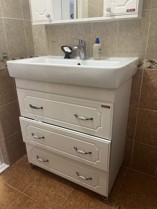 Продам тумбу с раковиной и зеркало