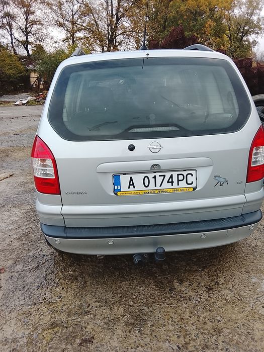 Продавам Опел Зафира