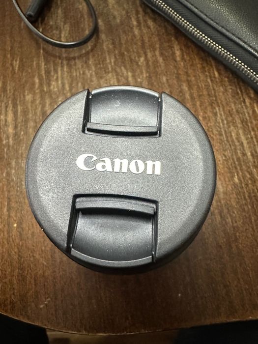 Фотоапарат Canon EOS 1300D + обектив EFS18-55