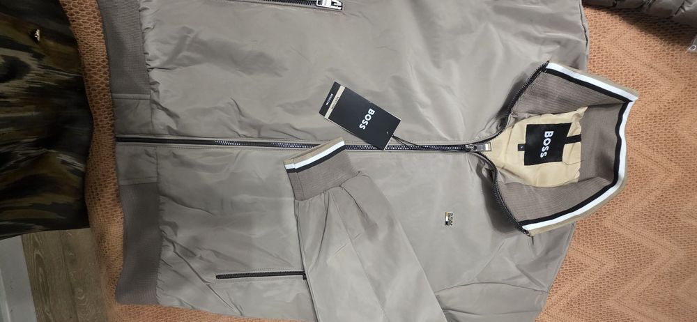 Geaca superbă  boss bej