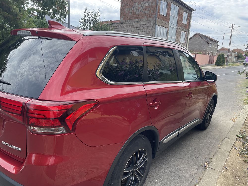 Vând Mitsubishi Outlander