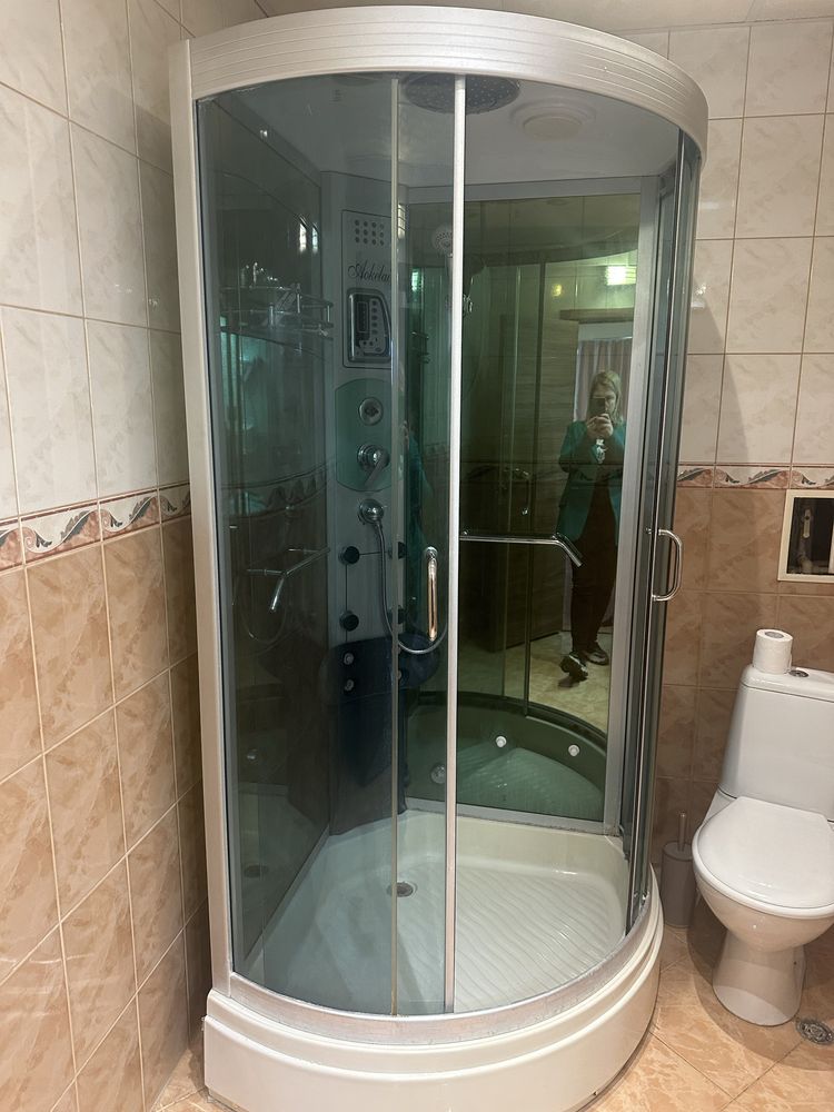 Продавам душ кабини